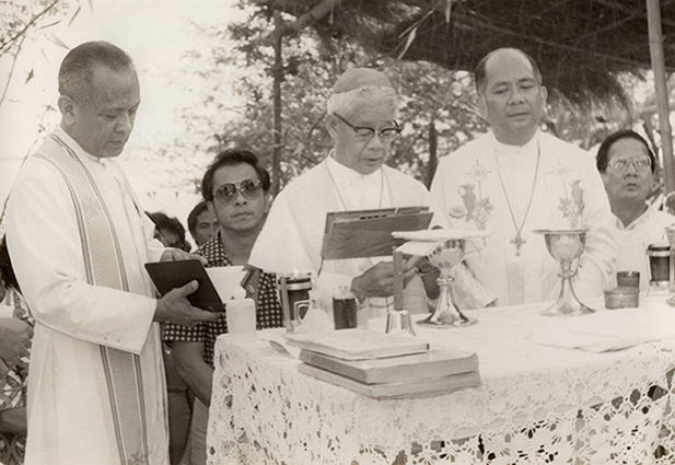 Archbishop_Juan_C_Sison_say_mass_in_a_joint_celebration_between_the_people_of_Sinait_and_Badoc